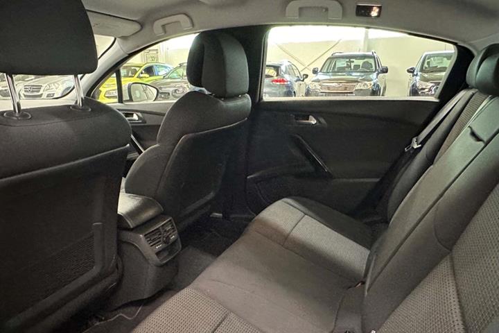 Beige Peugeot 508 fra 2012 set indefra