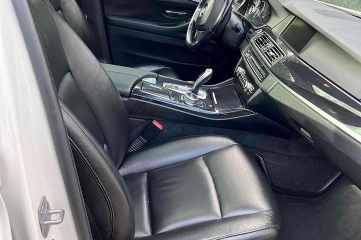 Hvid BMW 5-Serie fra 2014