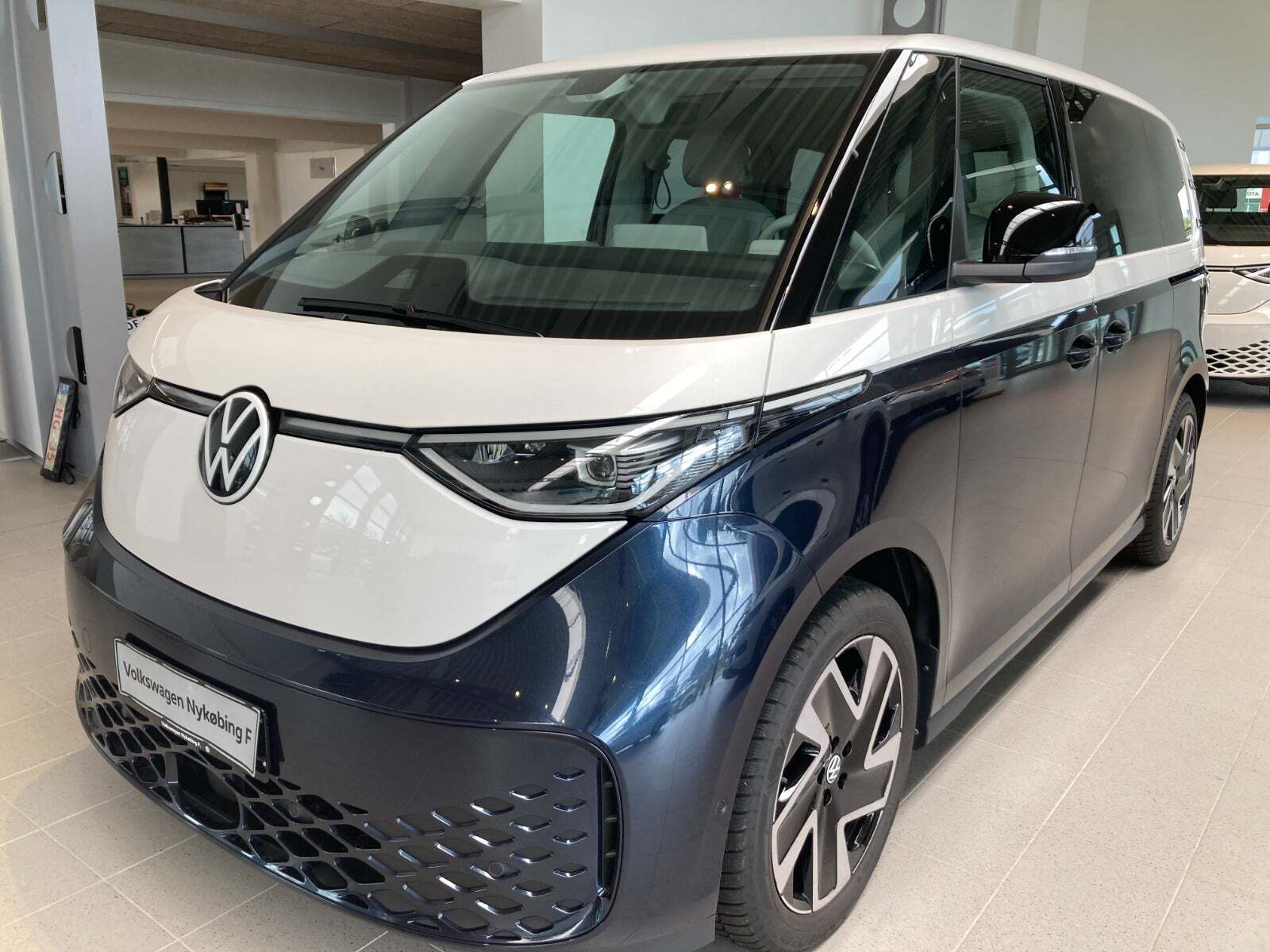 Blå VW ID.Buzz fra 2023 set udefra