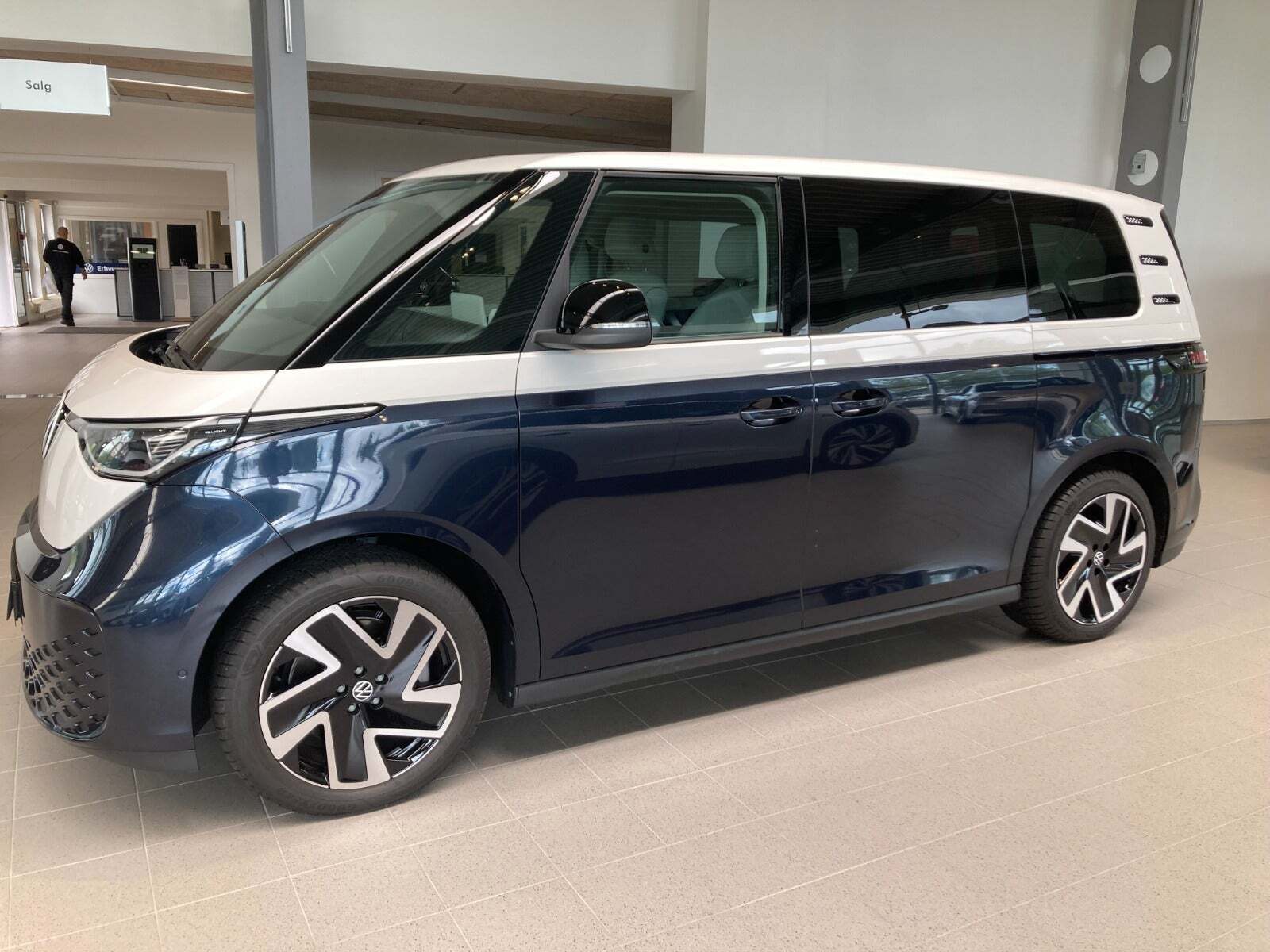 Blå VW ID.Buzz fra 2023