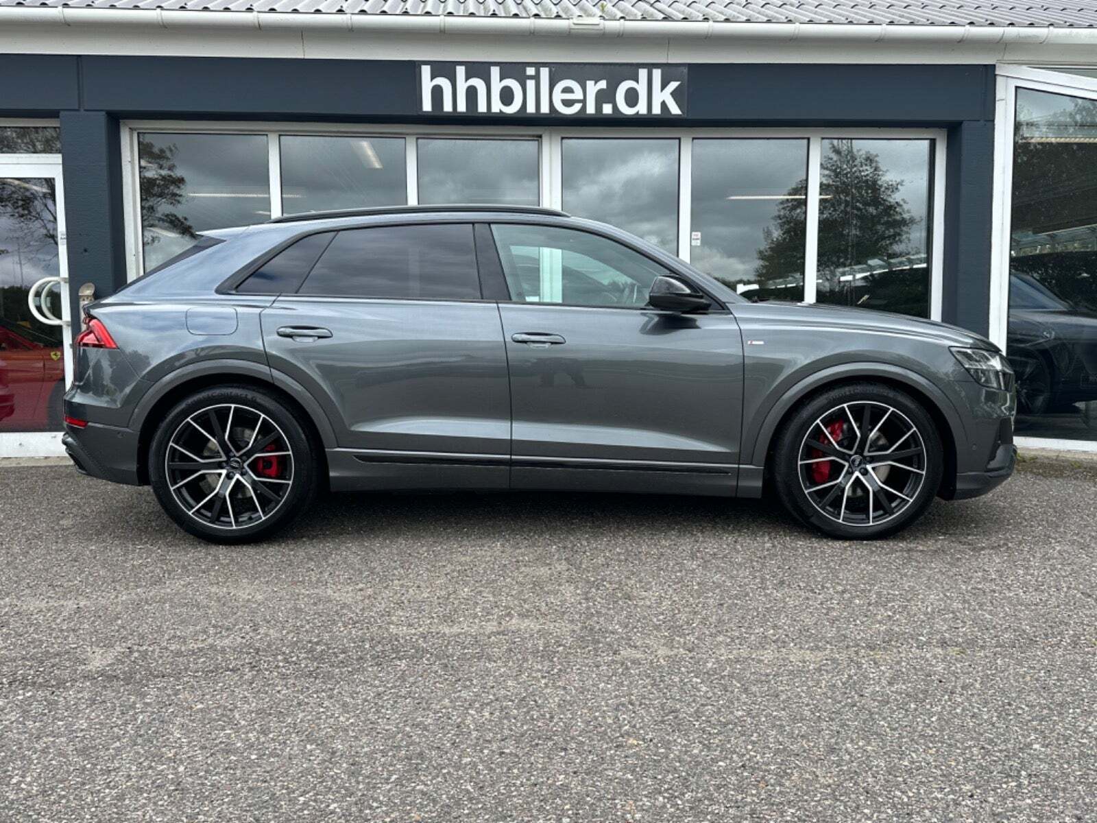 Grå Audi Q8 fra 2020