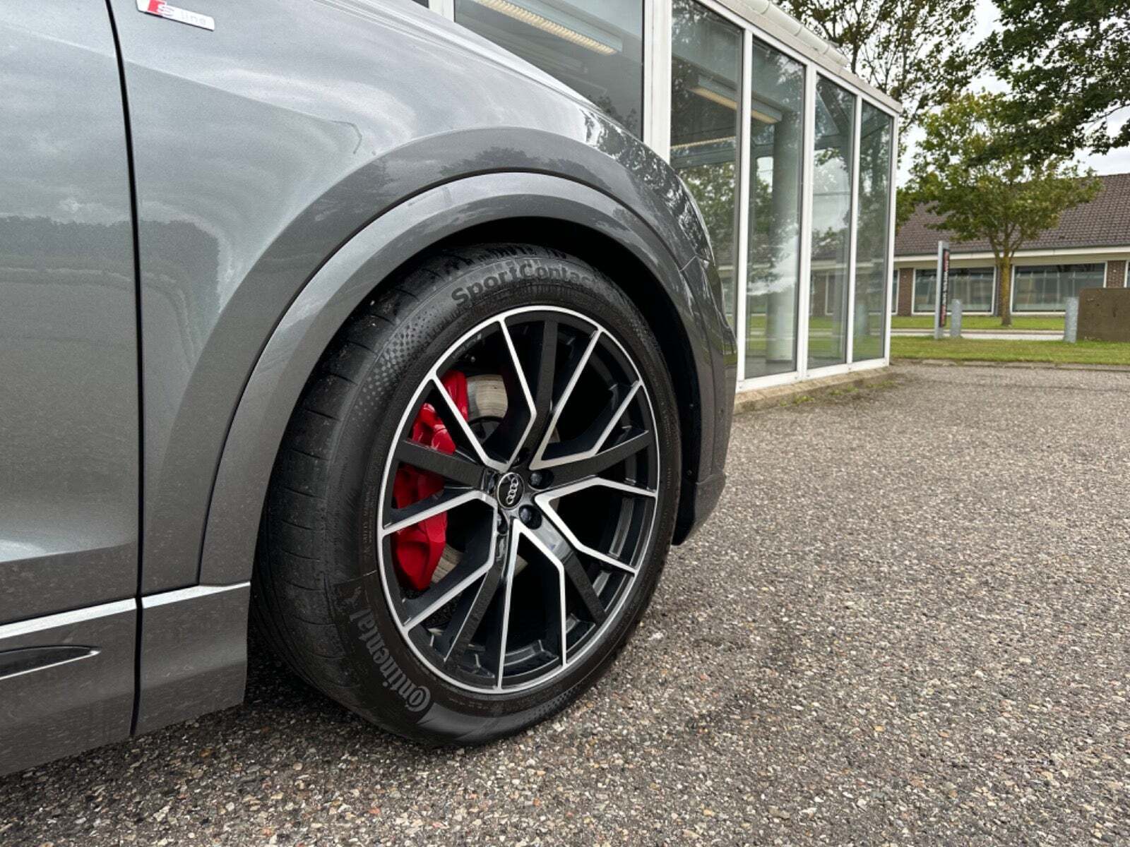 Grå Audi Q8 fra 2020