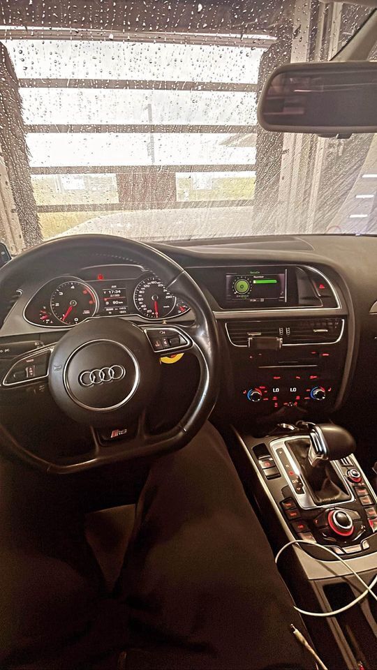 Grå Audi A4 fra 2012
