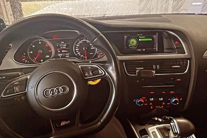 Grå Audi A4 fra 2012