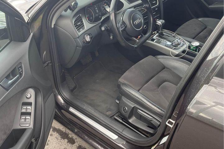 Grå Audi A4 fra 2012