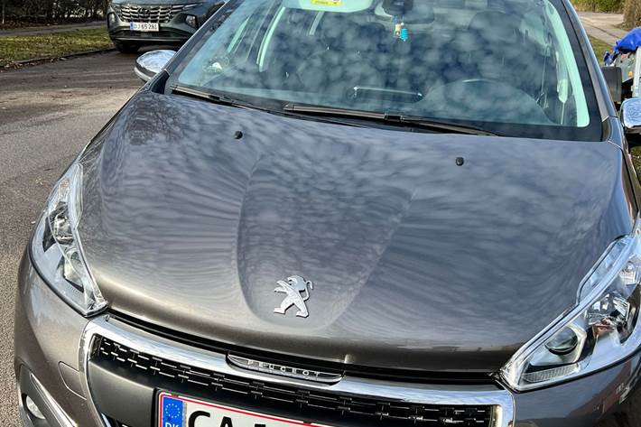 Grå Peugeot 208 fra 2018