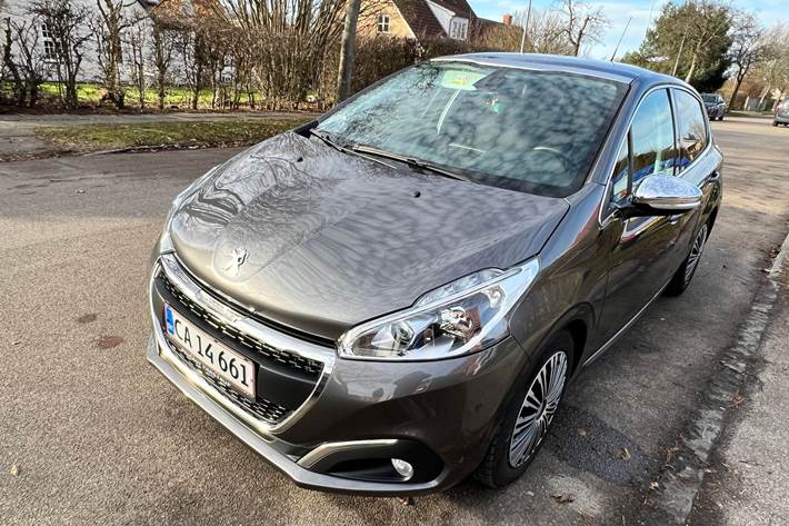 Grå Peugeot 208 fra 2018