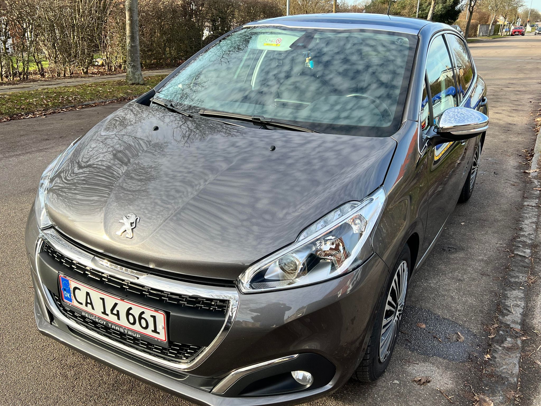 Grå Peugeot 208 fra 2018