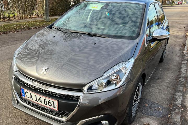 Grå Peugeot 208 fra 2018
