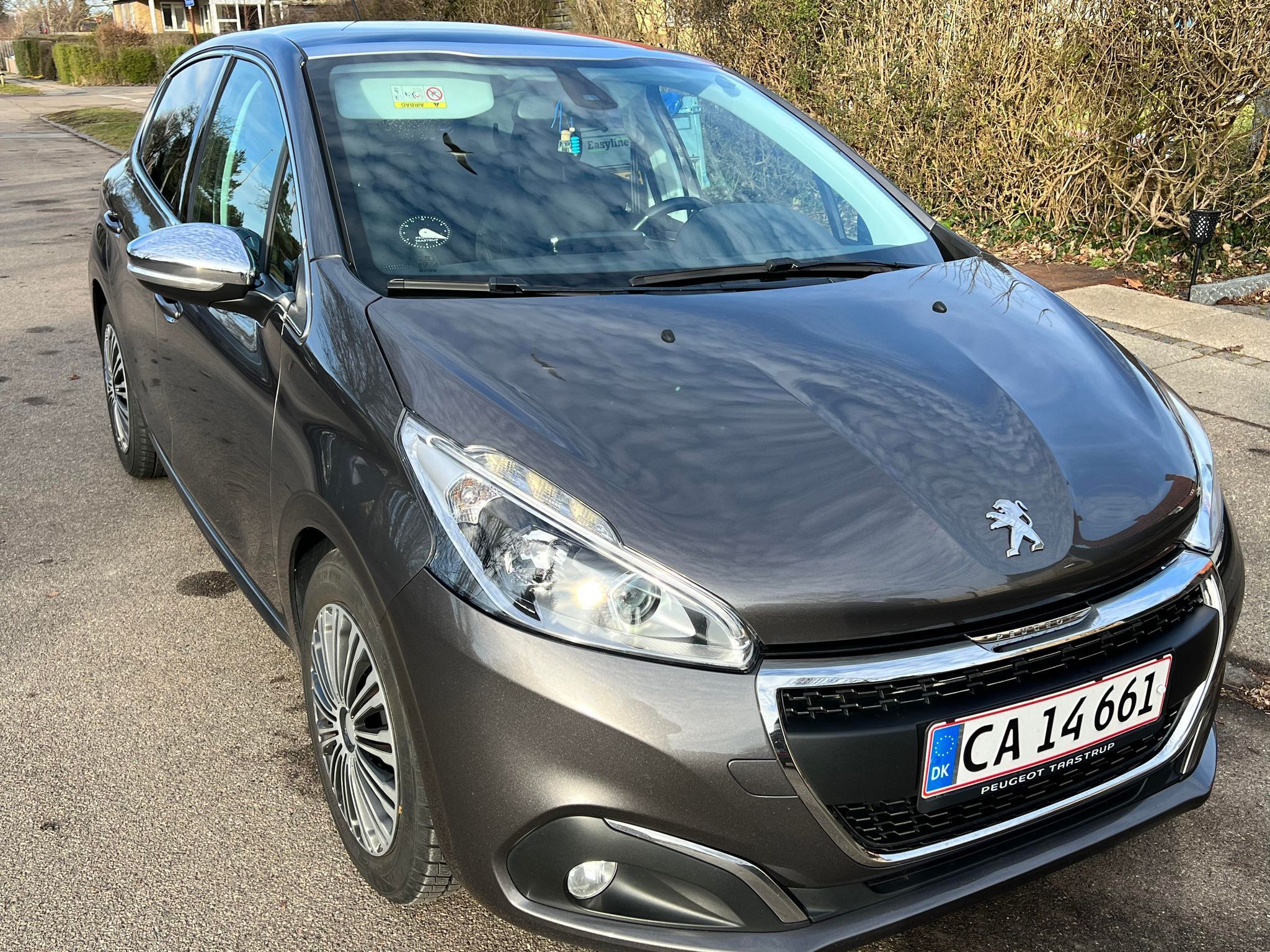 Grå Peugeot 208 fra 2018