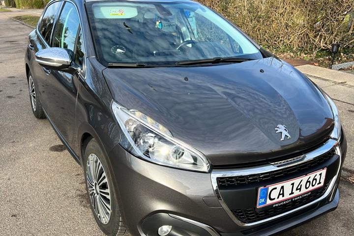 Grå Peugeot 208 fra 2018
