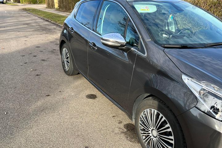 Grå Peugeot 208 fra 2018