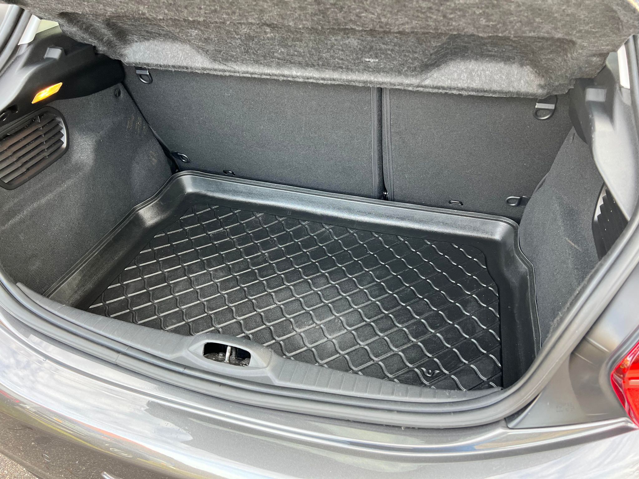 Grå Peugeot 208 fra 2018