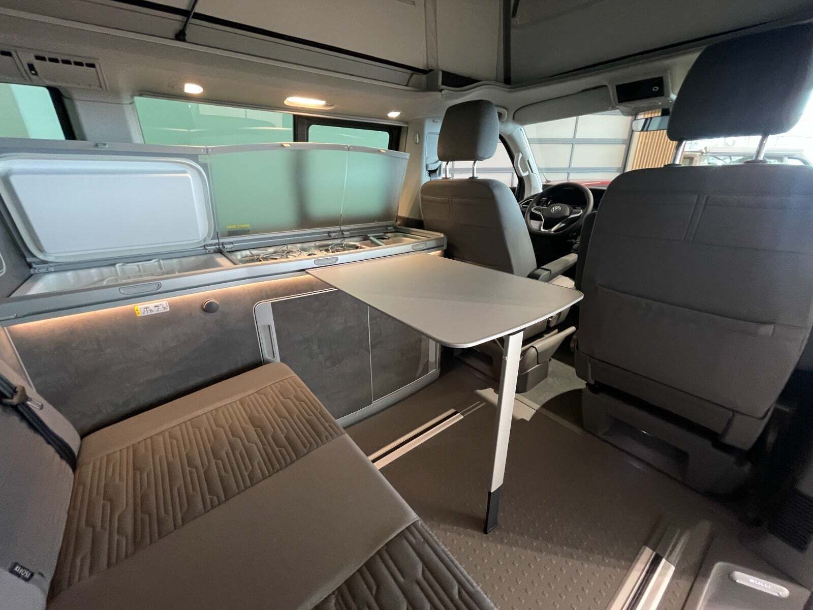 Grå VW California fra 2023