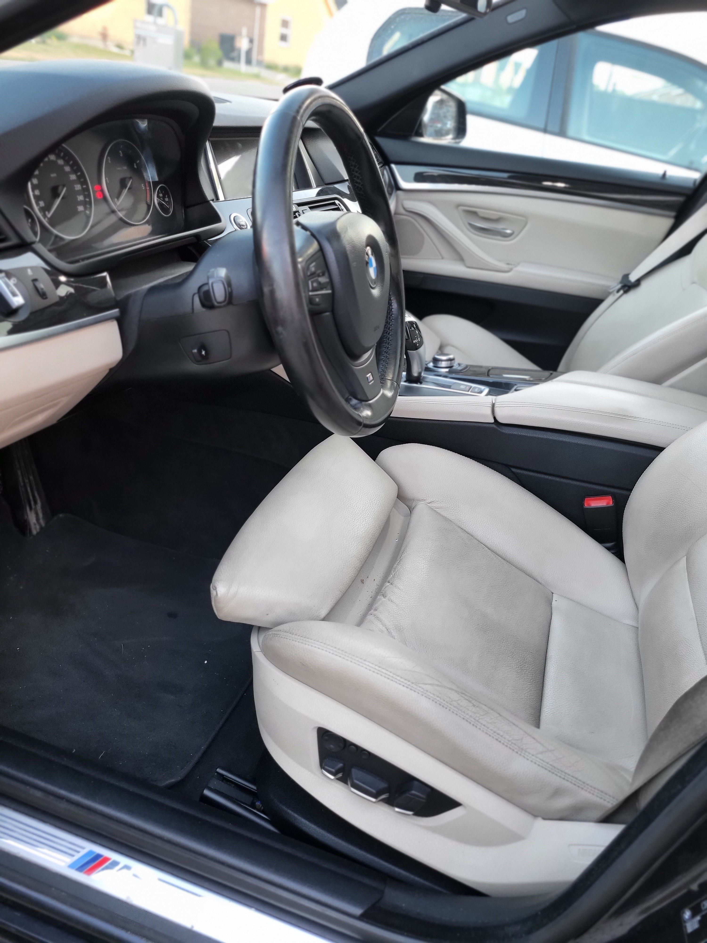 Sort BMW 525 fra 2010