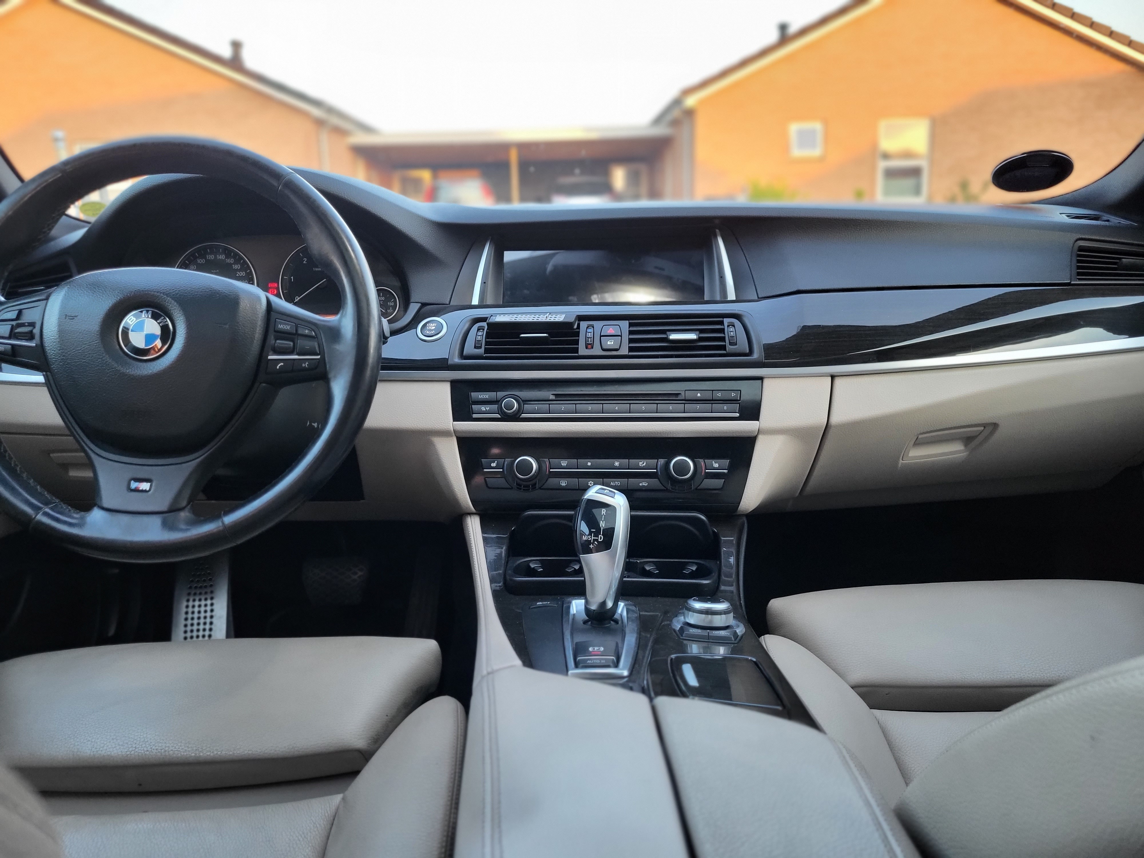 Sort BMW 525 fra 2010