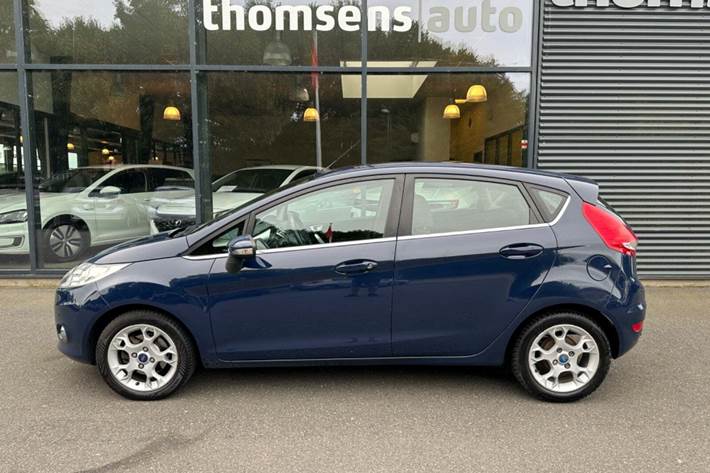 Blå Ford Fiesta fra 2012
