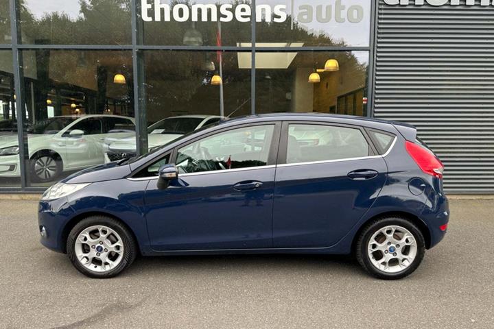 Blå Ford Fiesta fra 2012