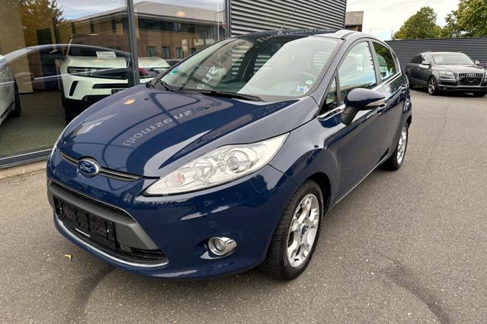 Blå Ford Fiesta fra 2012