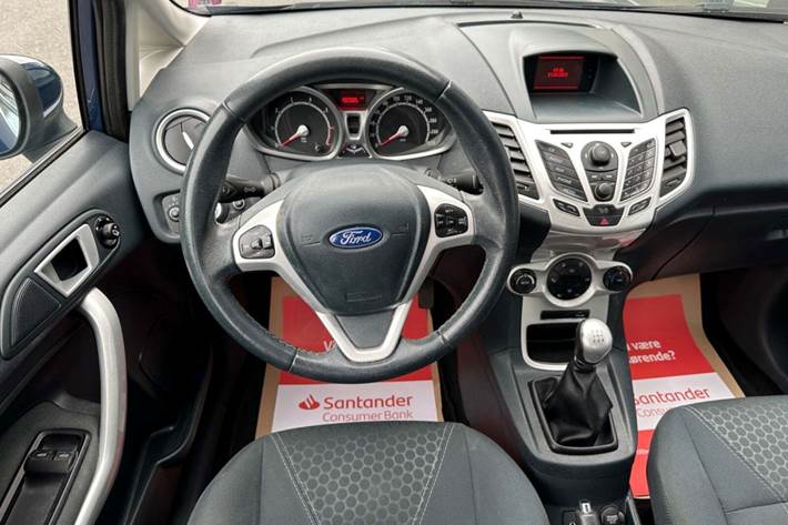 Blå Ford Fiesta fra 2012