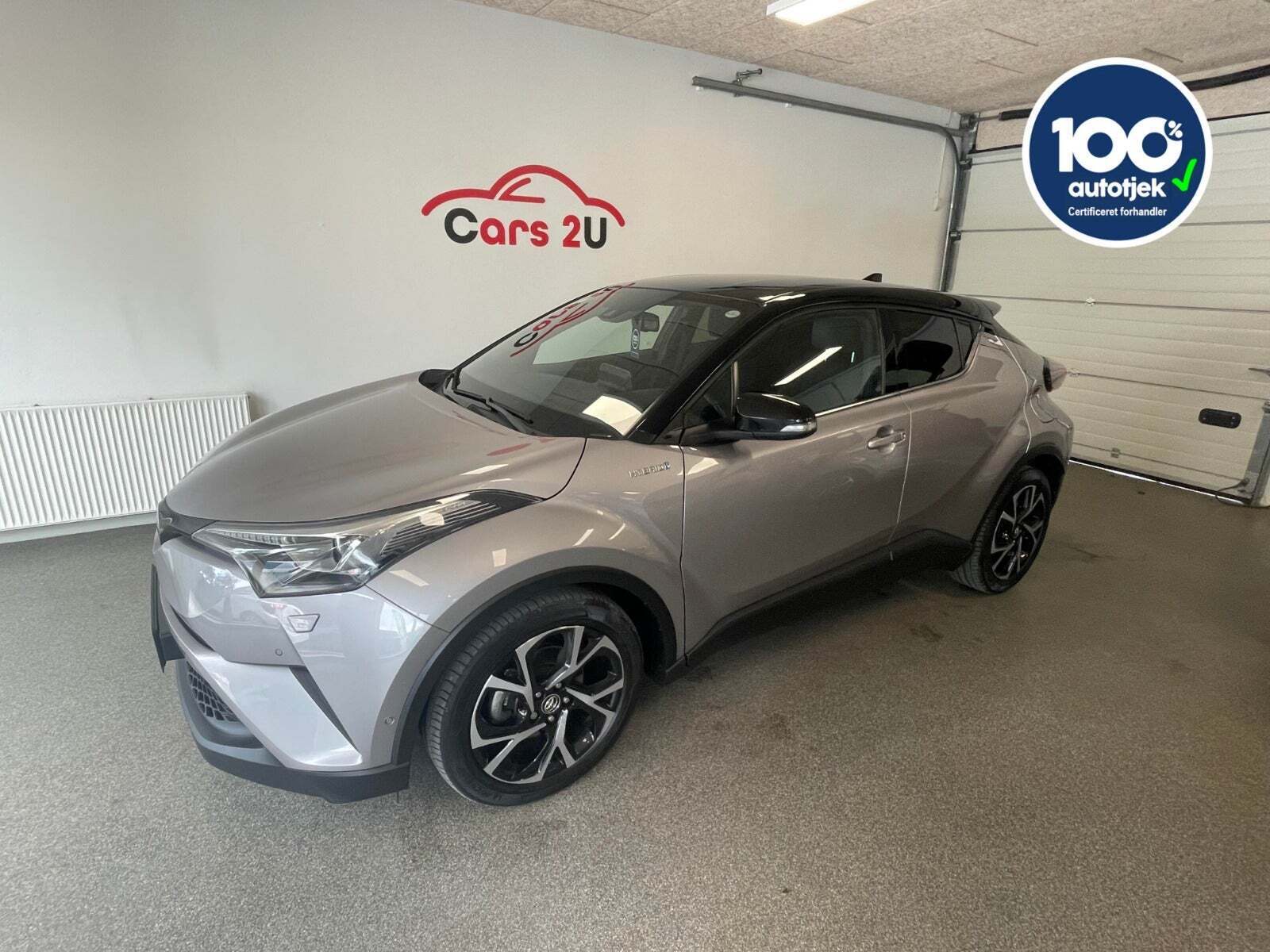 Sølv Toyota C-HR fra 2019 set udefra