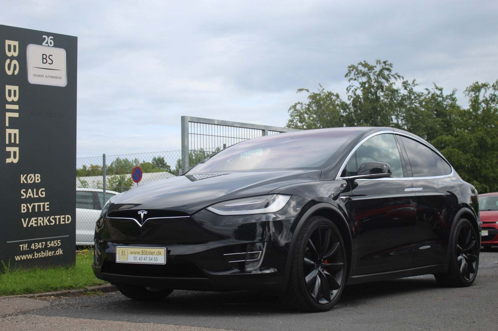 Grå Tesla Model X fra 2017