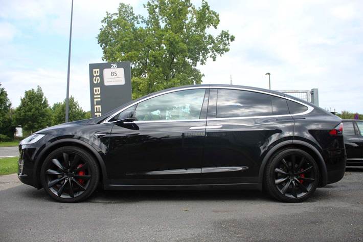 Grå Tesla Model X fra 2017