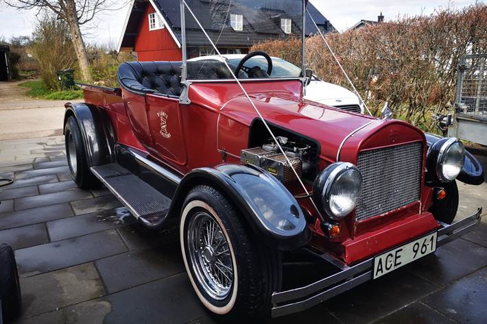 Rød Volvo 142 fra 1964