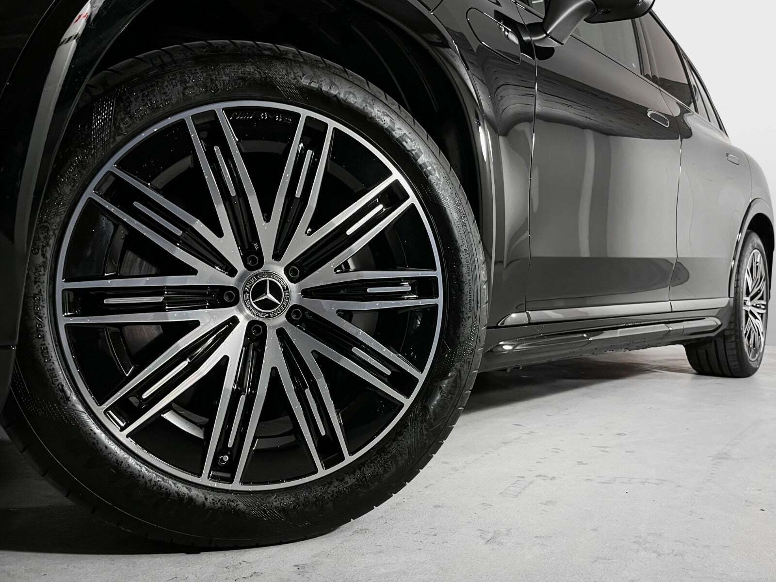 Grå Mercedes EQS450 SUV fra 2023