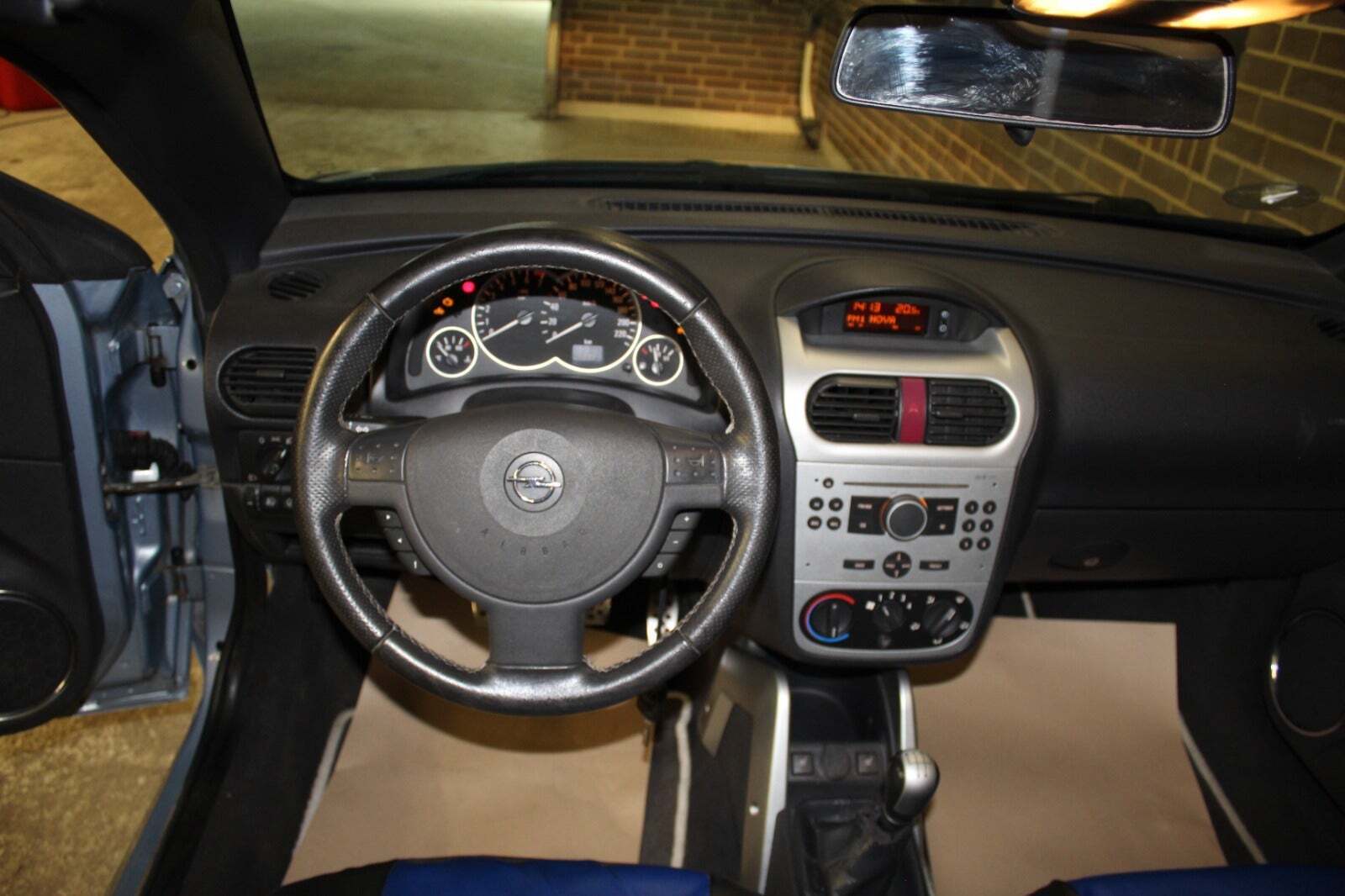 Blå Opel Tigra fra 2009