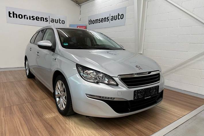 Sølv Peugeot 308 fra 2016 set udefra