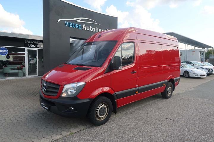 Rød Mercedes Sprinter 316 fra 2018 set udefra