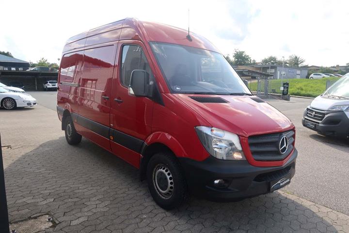Rød Mercedes Sprinter 316 fra 2018 set udefra
