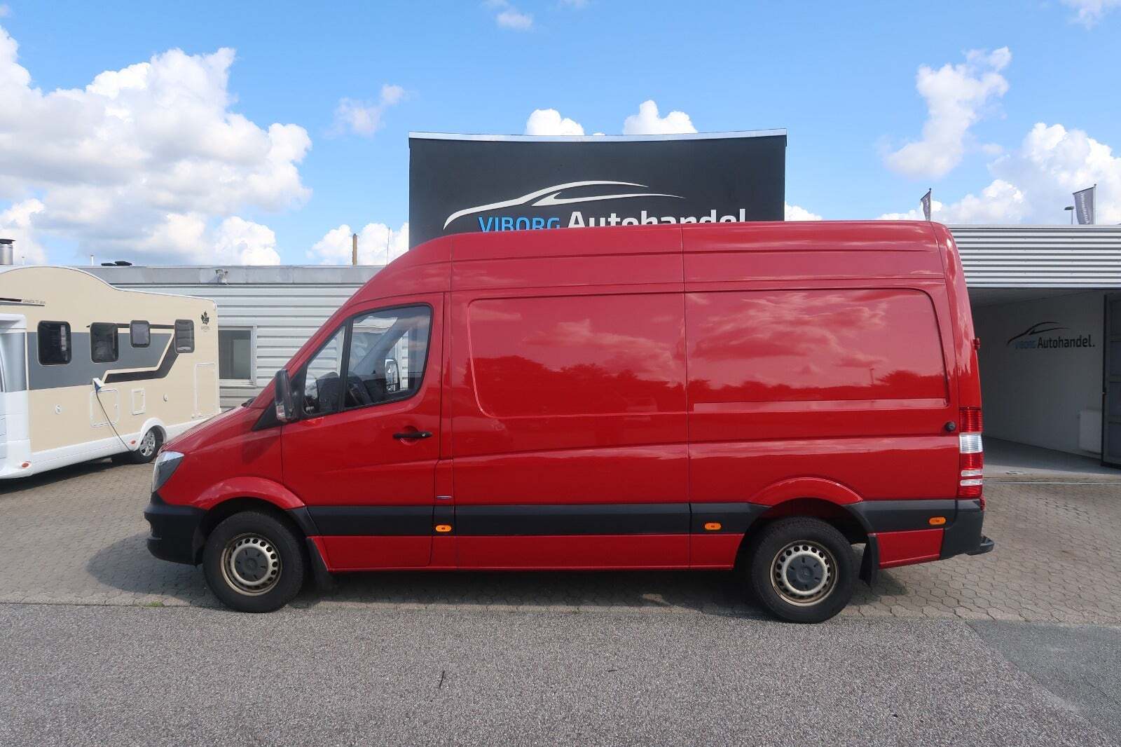 Rød Mercedes Sprinter 316 fra 2018 set udefra