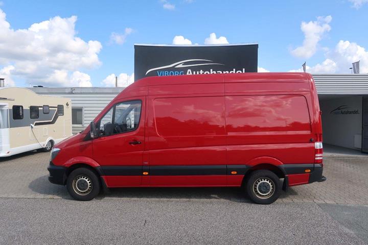 Rød Mercedes Sprinter 316 fra 2018 set udefra