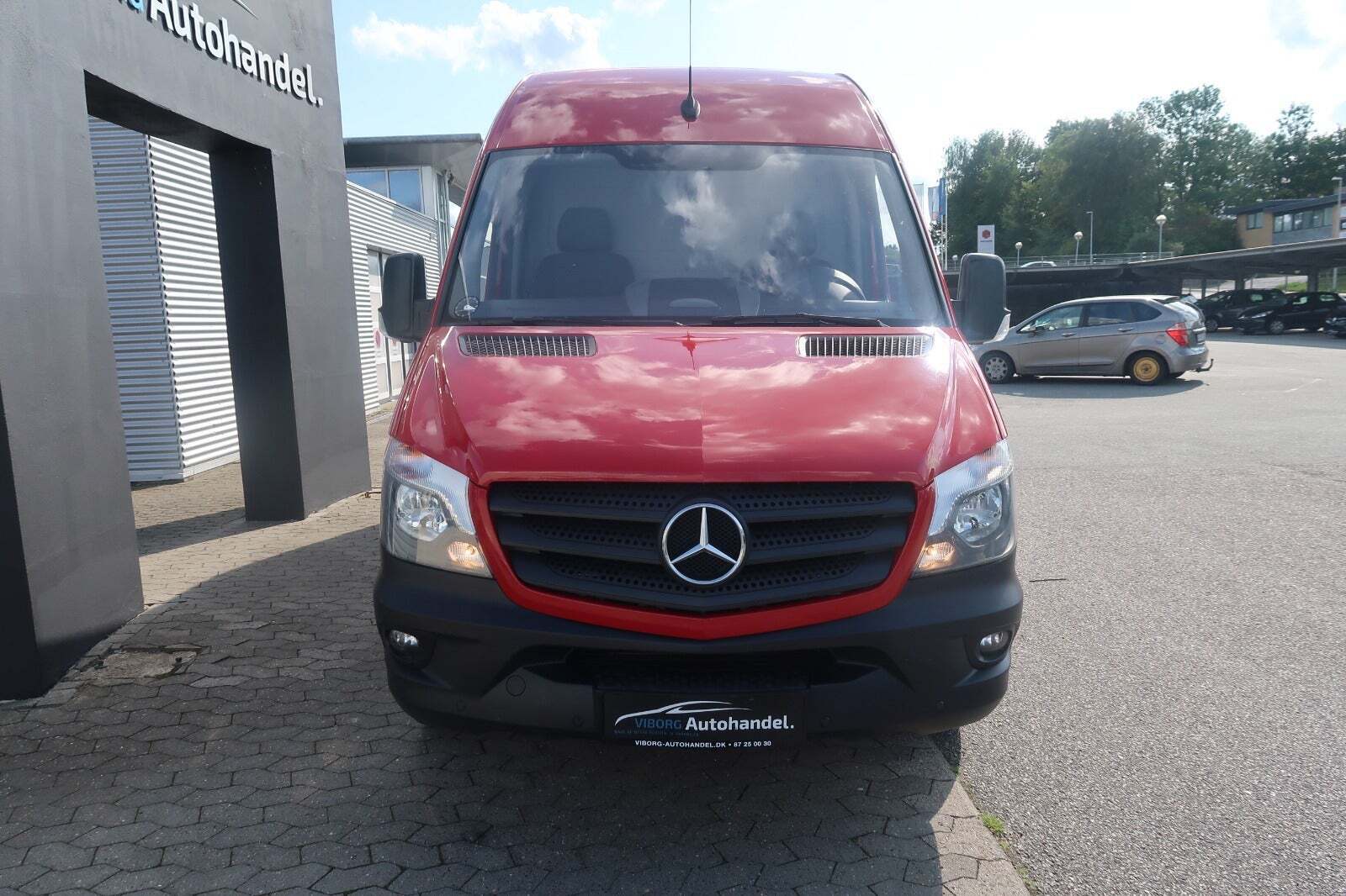 Rød Mercedes Sprinter 316 fra 2018 set udefra