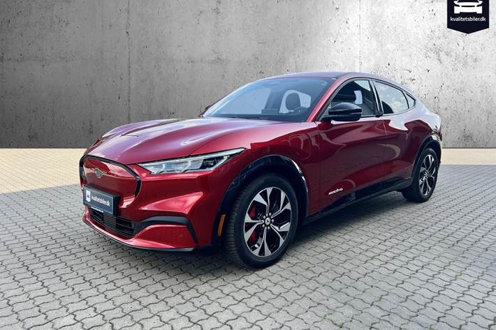 Rød Ford Mustang Mach-E fra 2022 set udefra