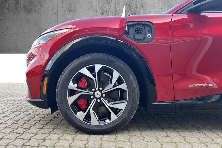 Rød Ford Mustang Mach-E fra 2022