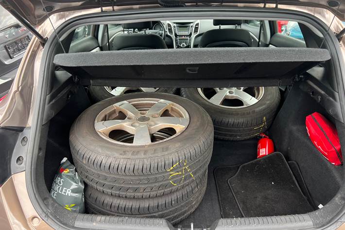 Beige Hyundai i30 fra 2012