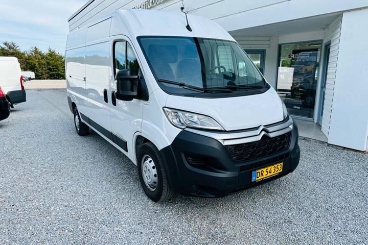 Hvid Citroën Jumper 35 fra 2023 set udefra