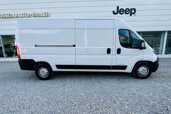 Hvid Citroën Jumper 35 fra 2023 set udefra