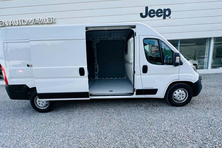 Hvid Citroën Jumper 35 fra 2023 set udefra
