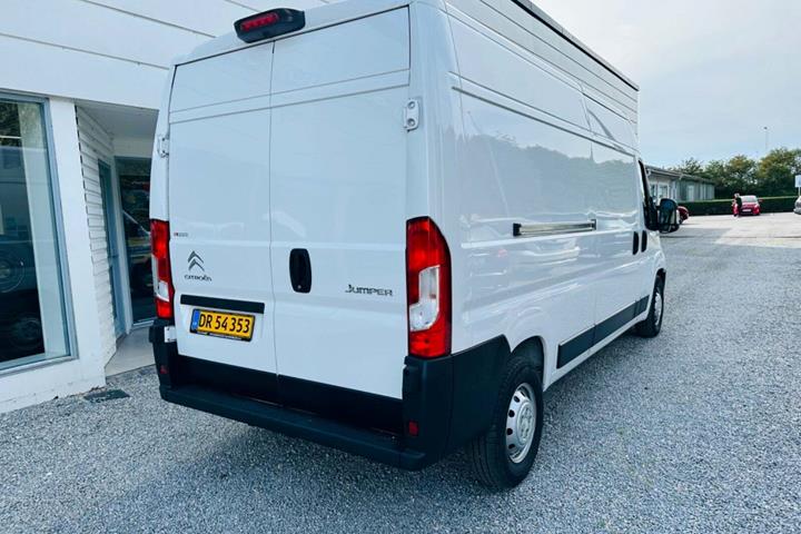 Hvid Citroën Jumper 35 fra 2023 set udefra