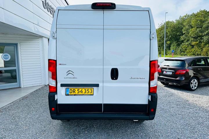 Hvid Citroën Jumper 35 fra 2023 set udefra