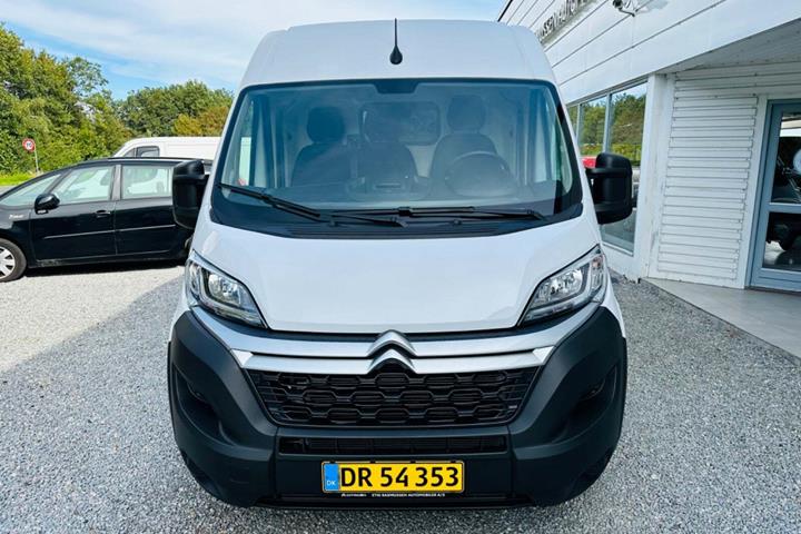 Hvid Citroën Jumper 35 fra 2023 set udefra
