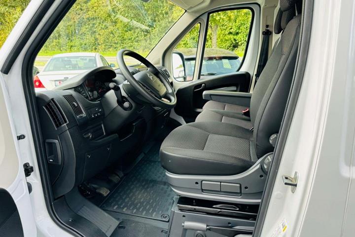 Hvid Citroën Jumper 35 fra 2023 set indefra