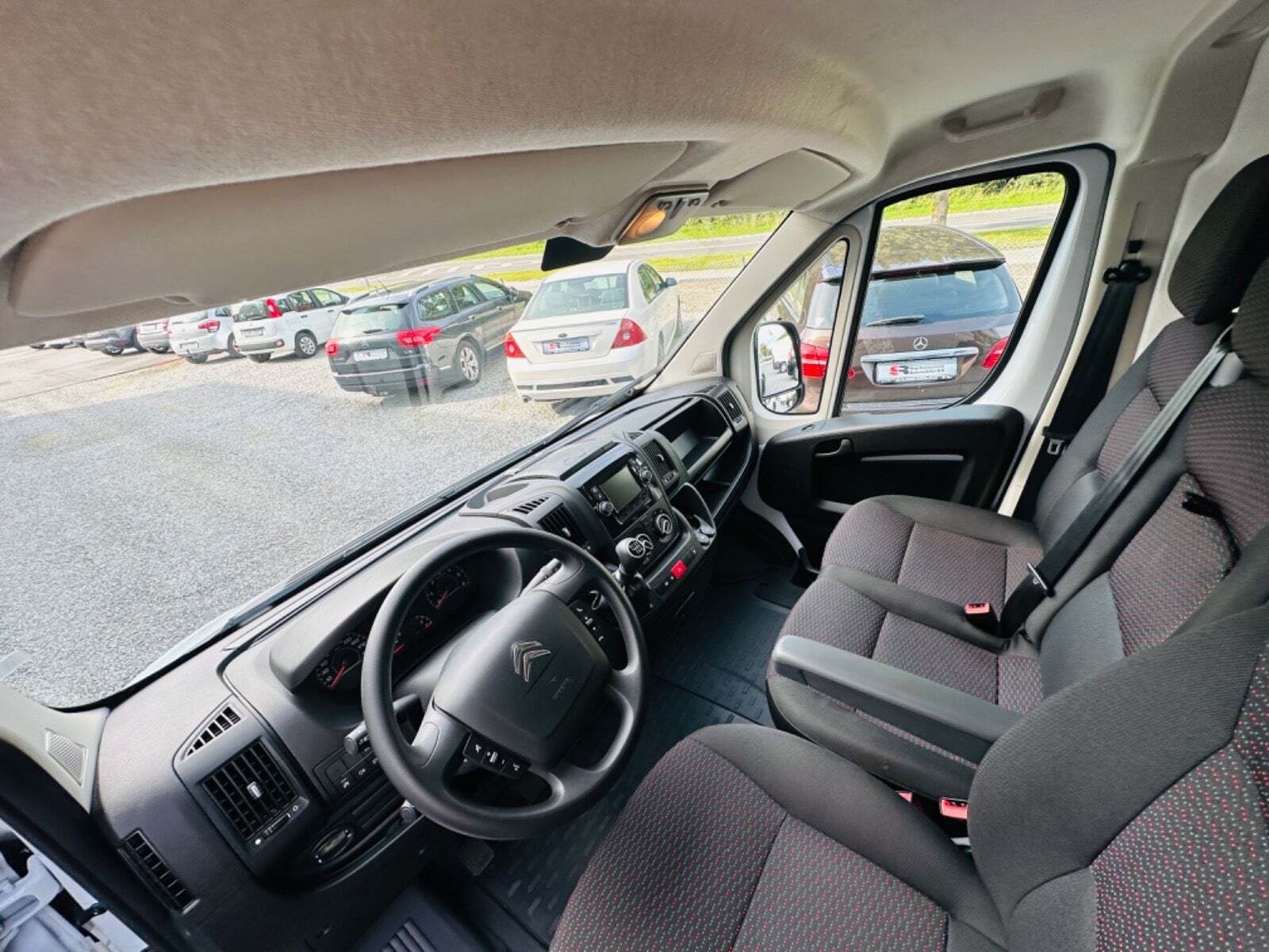 Hvid Citroën Jumper 35 fra 2023 set indefra