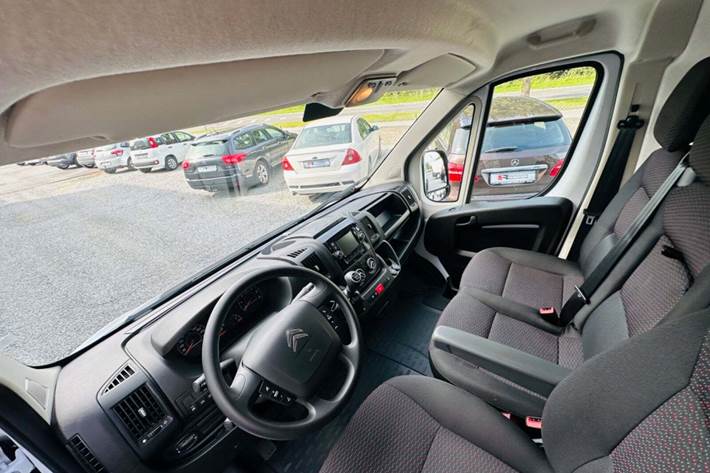 Hvid Citroën Jumper 35 fra 2023 set indefra
