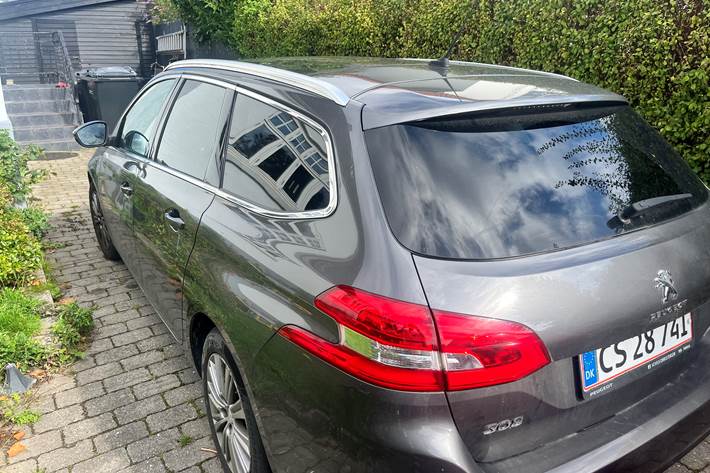 Grå Peugeot 308 fra 2019