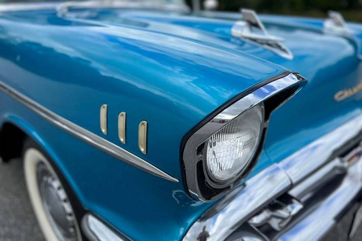 Blå Chevrolet Bel Air fra 1957